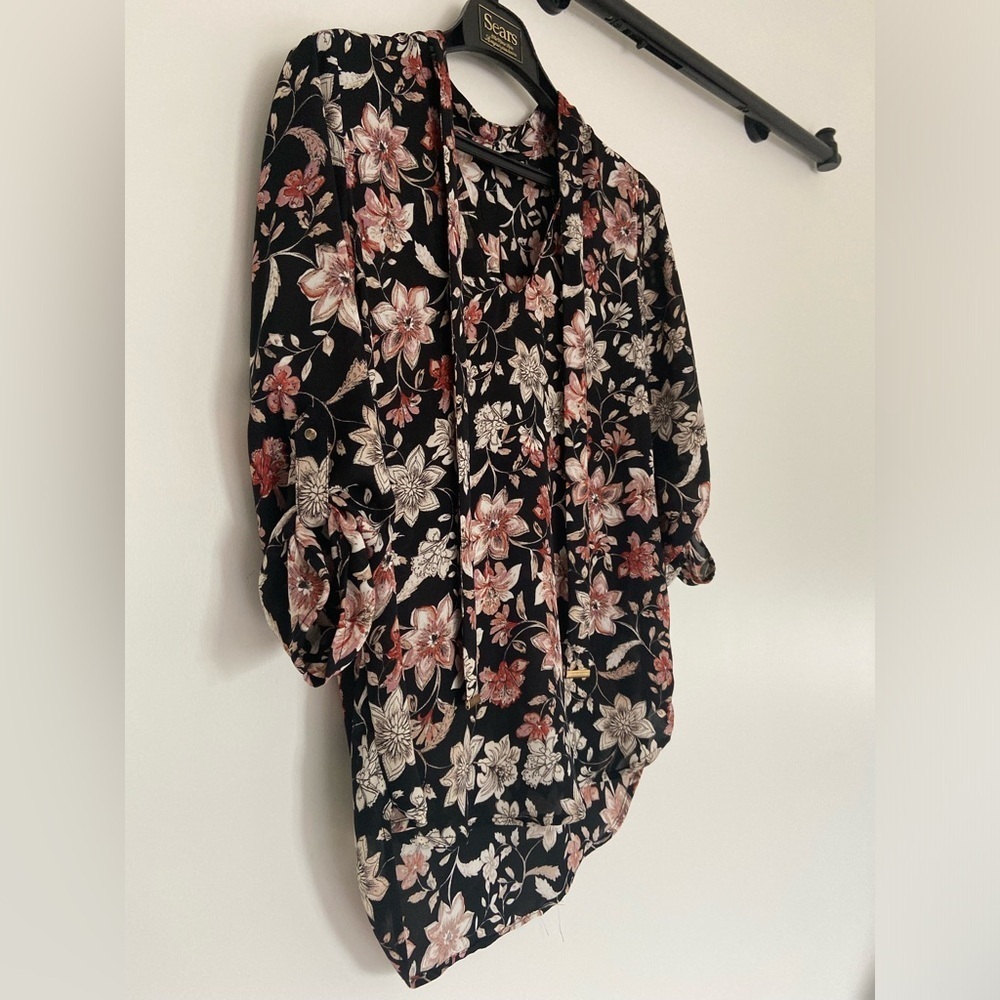 🤍🩵2 FOR $15🩵🤍 Dynamite floral blouse with tie neck - Picture 2 of 9